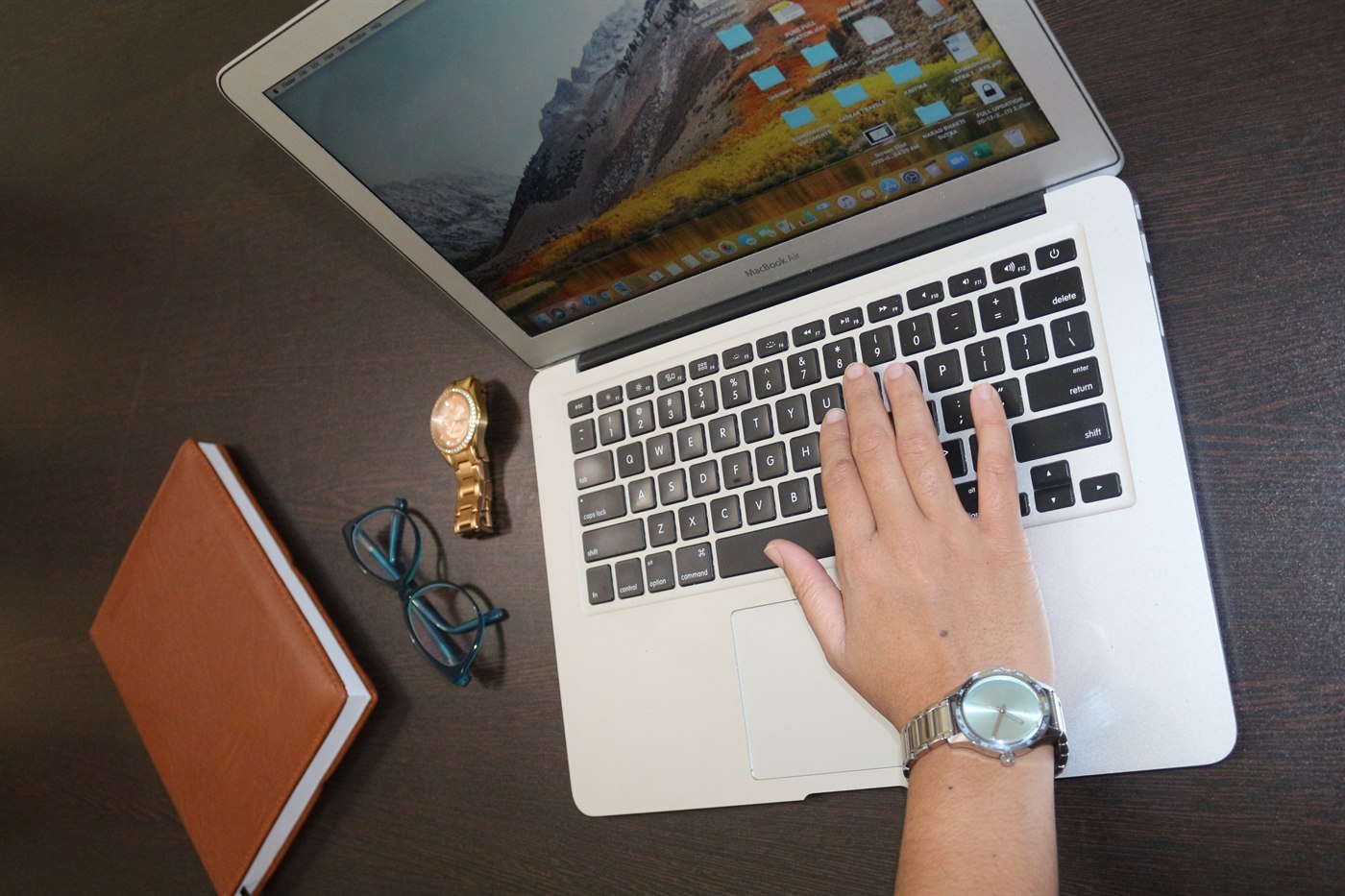 Laptop workspace used for reporting and process-driven execution